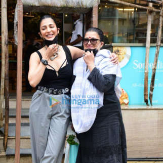 Photos: Shruti Haasan snapped along with her mother Sarika at Foodhall in Bandra