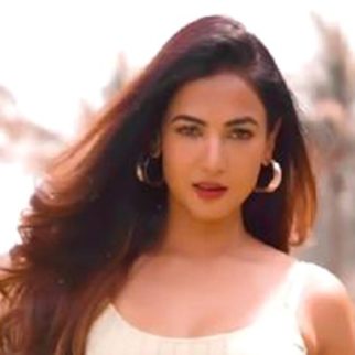 Sonal Chauhan hypnotizes us with her beauty