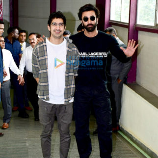 Photos: Ranbir Kapoor and Ayan Mukerji snapped interacting with fans watching Brahmastra – Part One: Shiva at a theatre