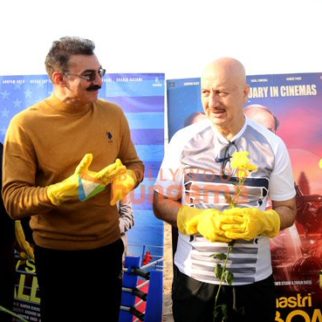 Photos Anupam Kher, Nargis Fakhri and the team of Shiv Shastri Balboa snapped cleaning up Versova beach (1)