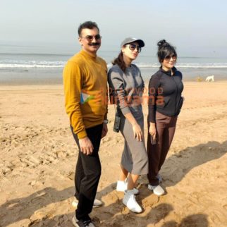 Photos Anupam Kher, Nargis Fakhri and the team of Shiv Shastri Balboa snapped cleaning up Versova beach (3)