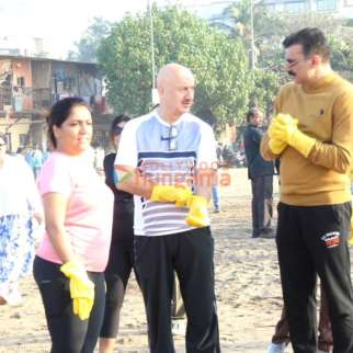 Photos Anupam Kher, Nargis Fakhri and the team of Shiv Shastri Balboa snapped cleaning up Versova beach (4)