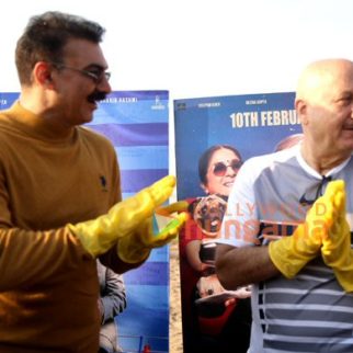 Photos Anupam Kher, Nargis Fakhri and the team of Shiv Shastri Balboa snapped cleaning up Versova beach (6)