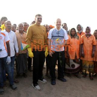 Photos Anupam Kher, Nargis Fakhri and the team of Shiv Shastri Balboa snapped cleaning up Versova beach (7)