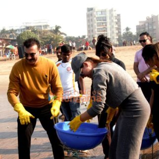 Photos Anupam Kher, Nargis Fakhri and the team of Shiv Shastri Balboa snapped cleaning up Versova beach (8)