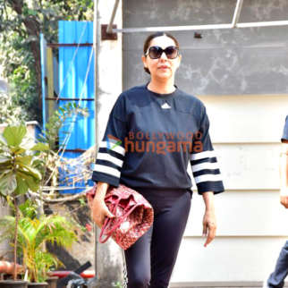 Photos Gauri Khan spotted outside a salon in Bandra (3)