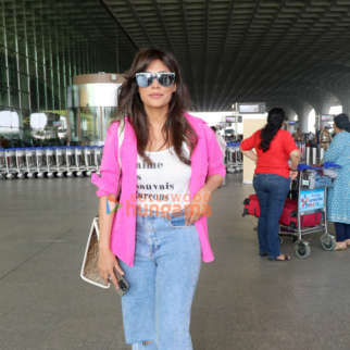 Photos Kriti Sanon and Chitrangda Singh snapped at the airport (2)