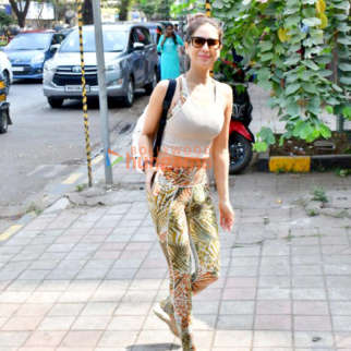 Photos Malaika Arora and Kim Sharma spotted outside Diva Yoga in Bandra (4)